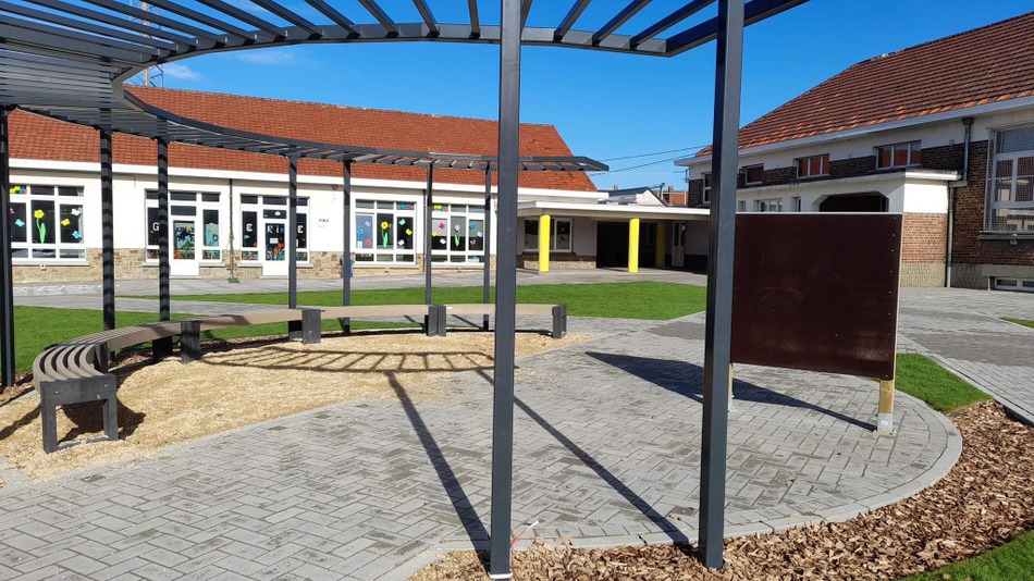 Cour de l'école de Péronnes Village 1