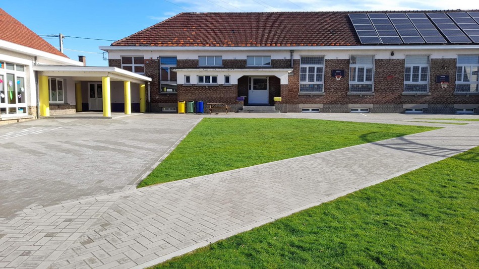 Cour de l'école de Péronnes Village 4