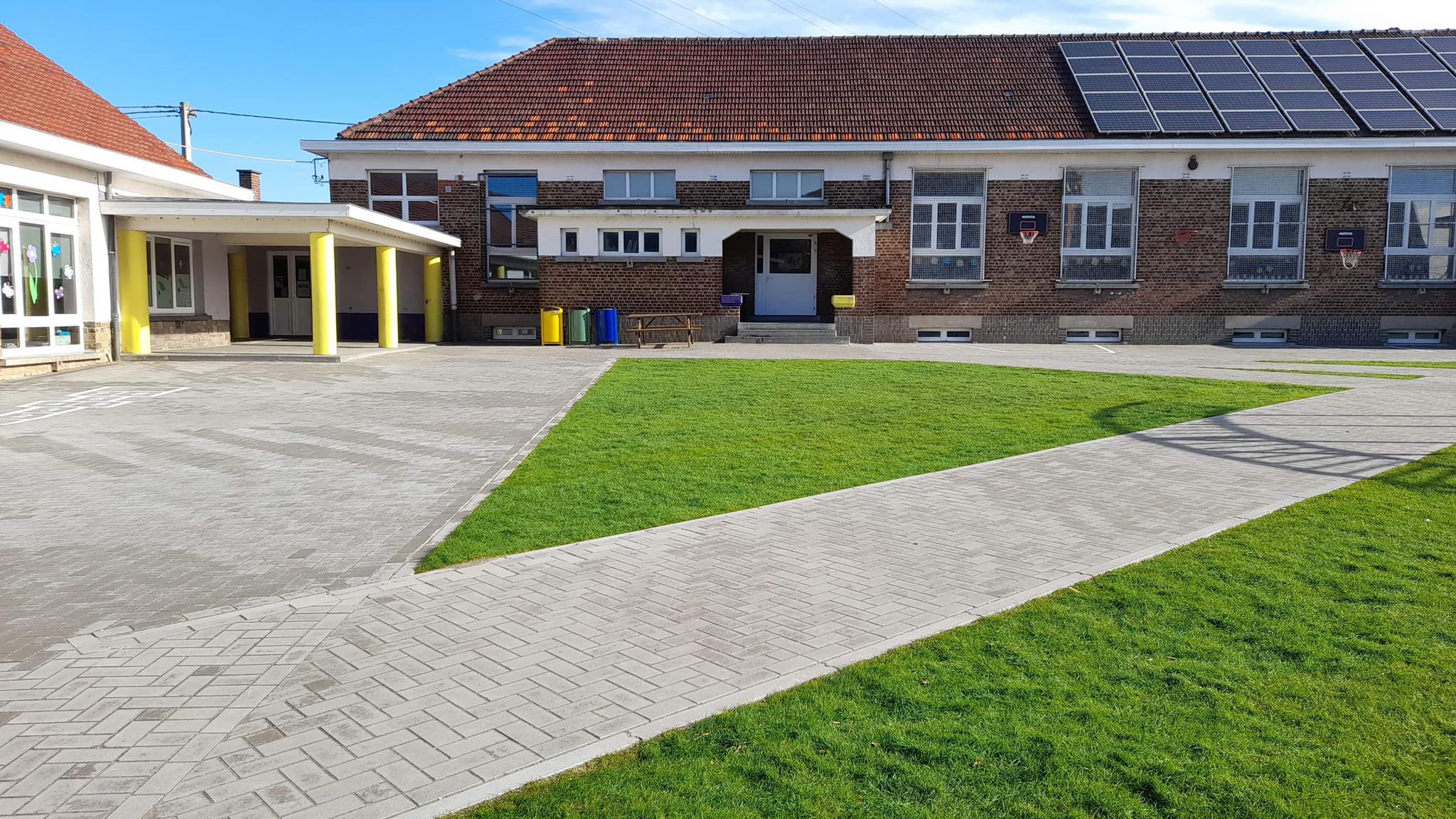 Cour de l'école de Péronnes Village 4