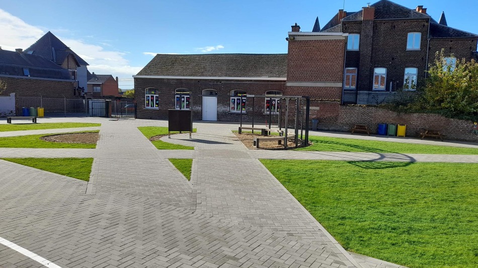 Cour de l'école de Péronnes Village 5