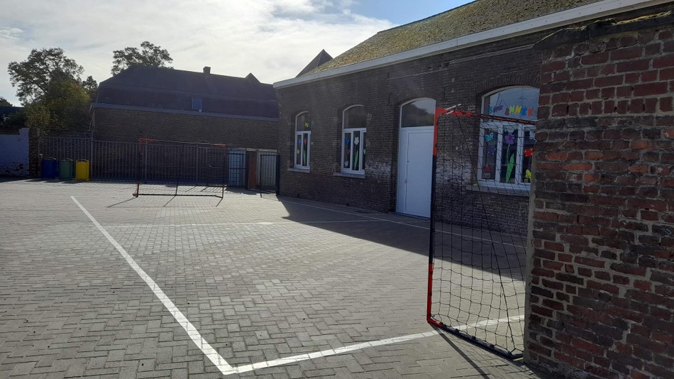 Cour de l'école de Péronnes Village 6