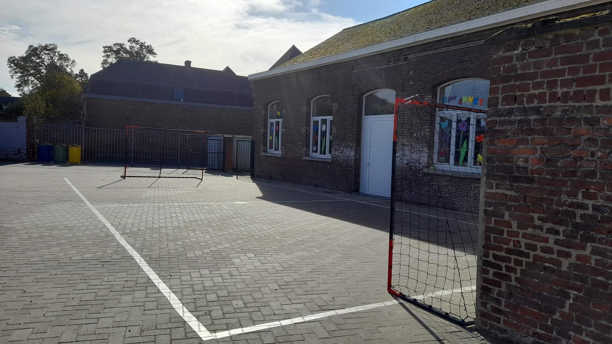 Cour de l'école de Péronnes Village 6